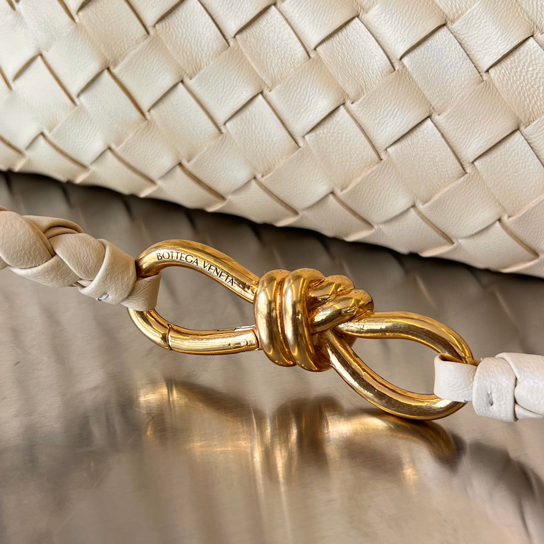 Bottega Veneta BV MEDIUM ANDIAMO 32CM BEIGE LAMBSKIN