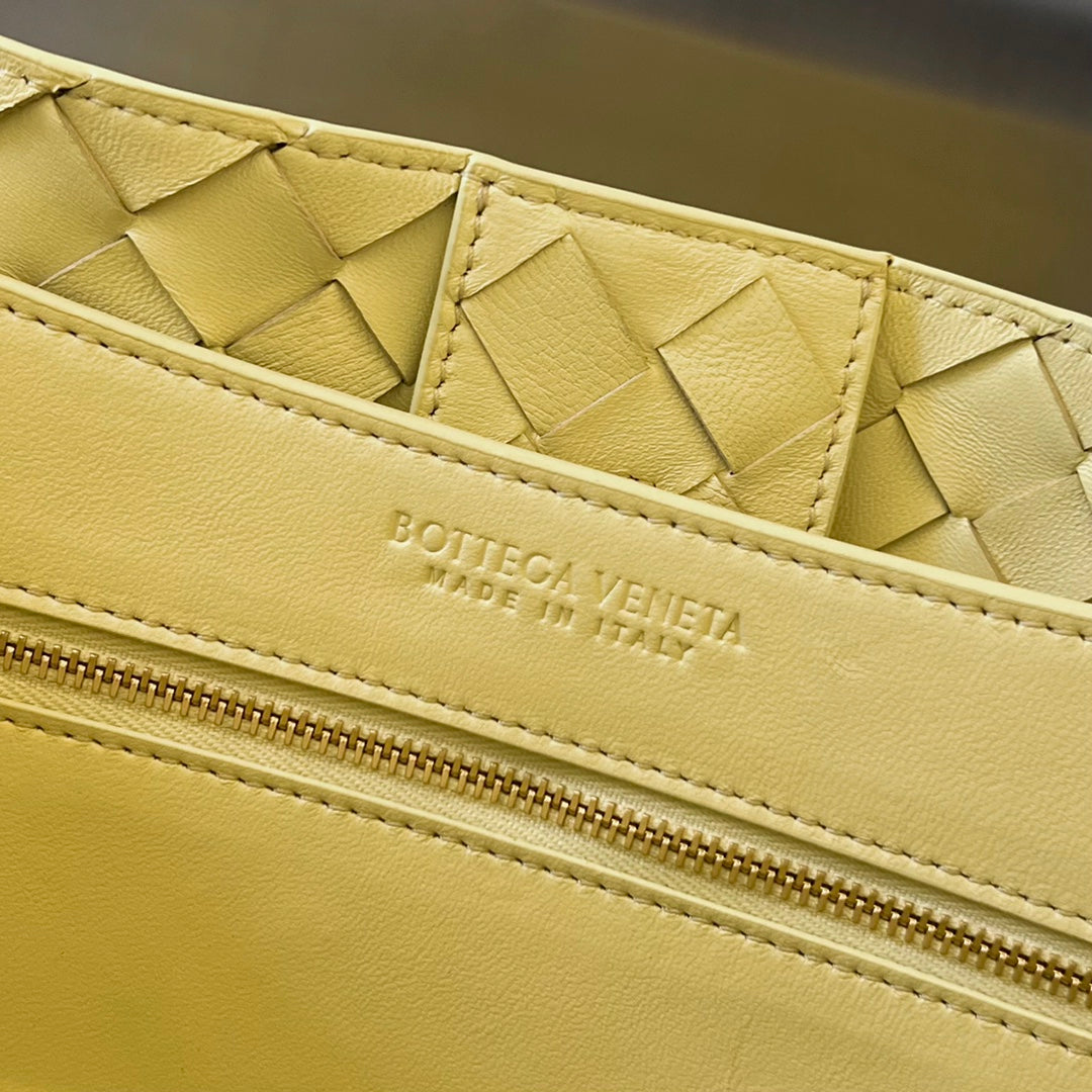 Bottega Veneta BV MEDIUM ANDIAMO 32CM LIME LAMBSKIN