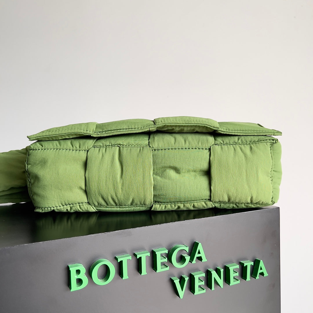 Bottega Veneta BV CASSETTE 32 BAG IN GREEN FERN POLYAMIDE