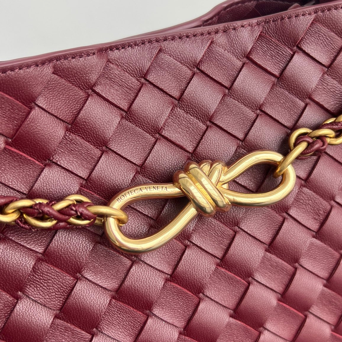Bottega Veneta bv medium andiamo 32 burgundy lambskin