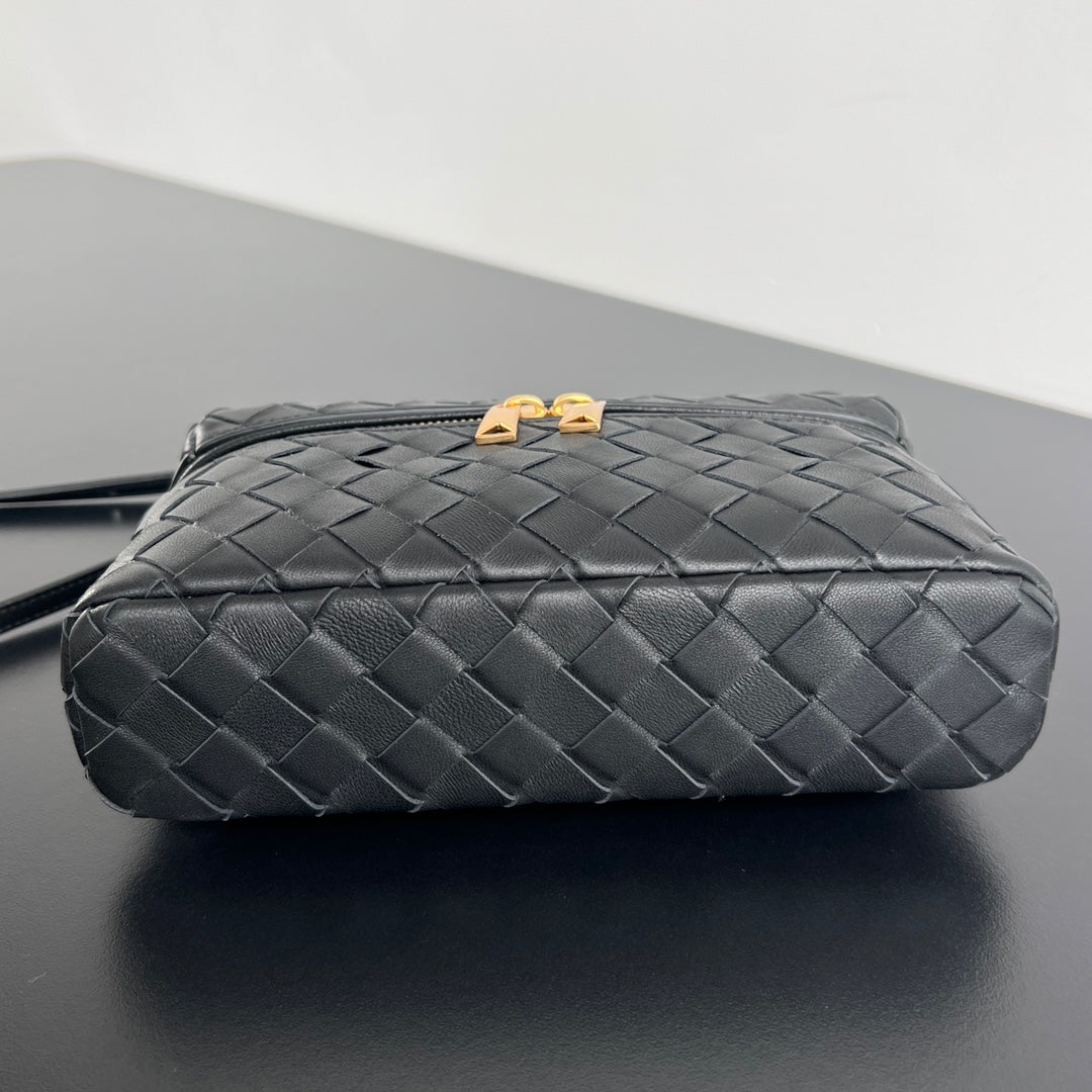 Bottega Veneta BANG BANG 22 VANITY CASE IN BLACK CALFSKIN
