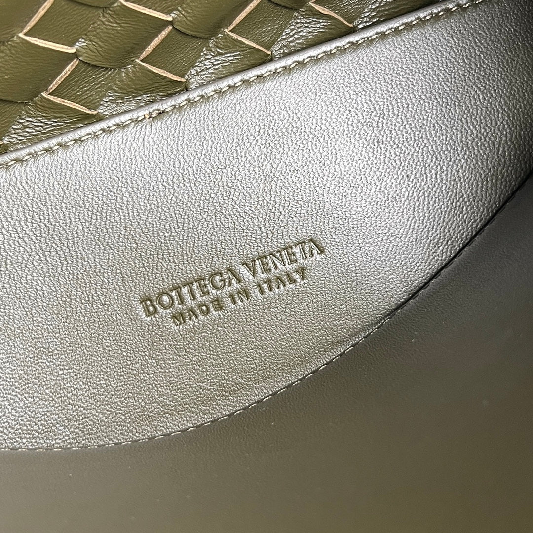 Bottega Veneta bv medium andiamo 32 khaki green lambskin