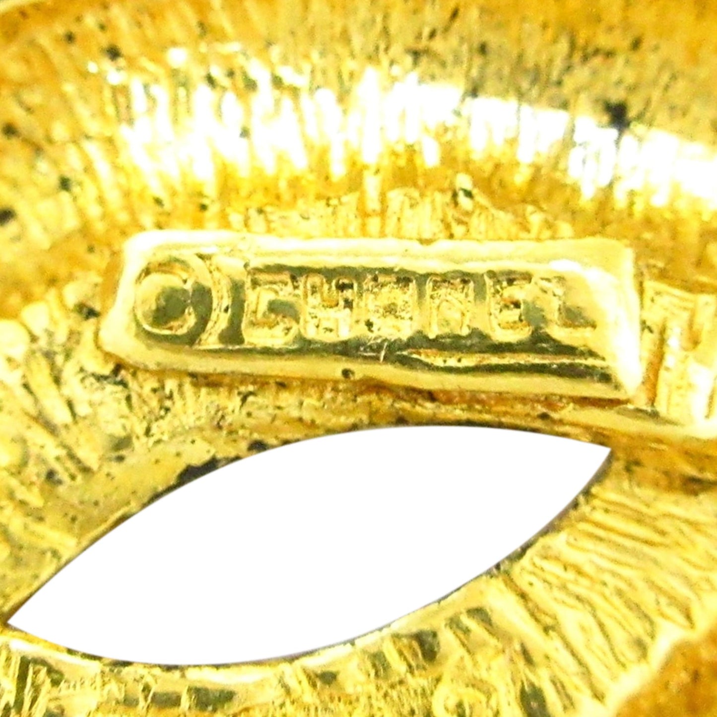 Chanel CC Quilted Brooch (SHG-KNCqnC)