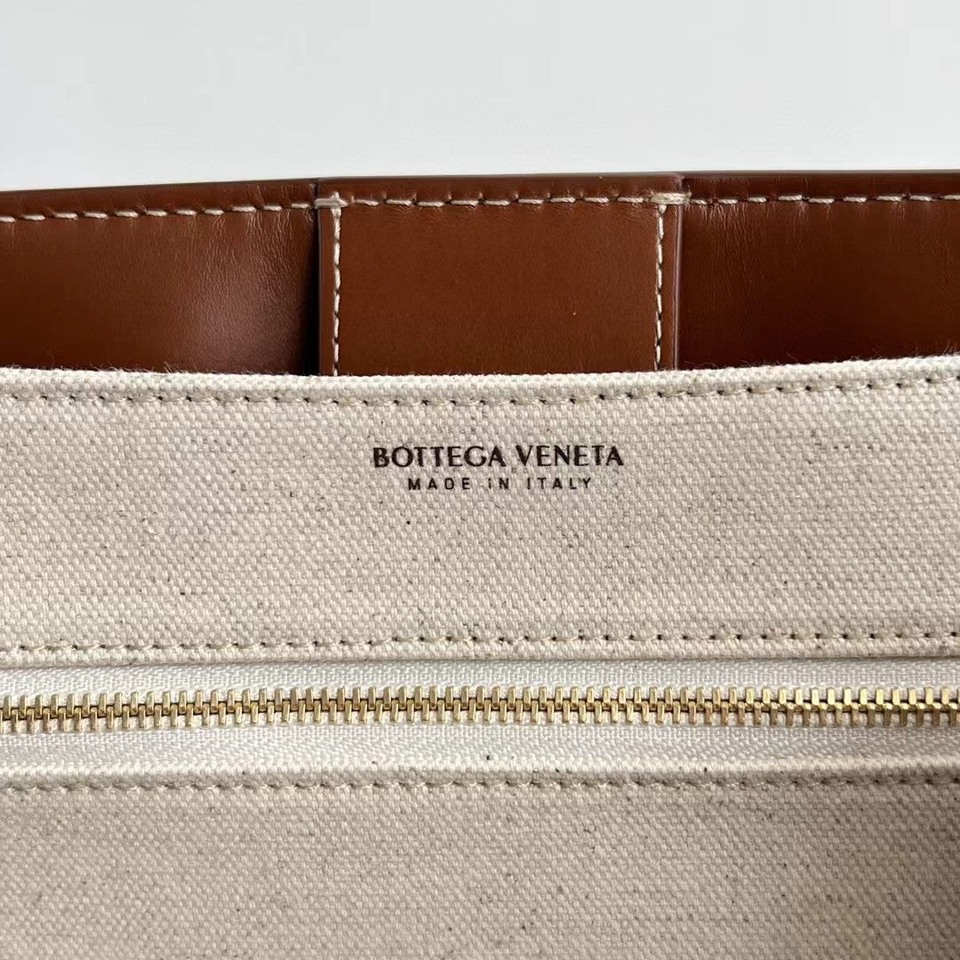 Bottega Veneta bv medium andiamo 32 brown lambskin white canvas