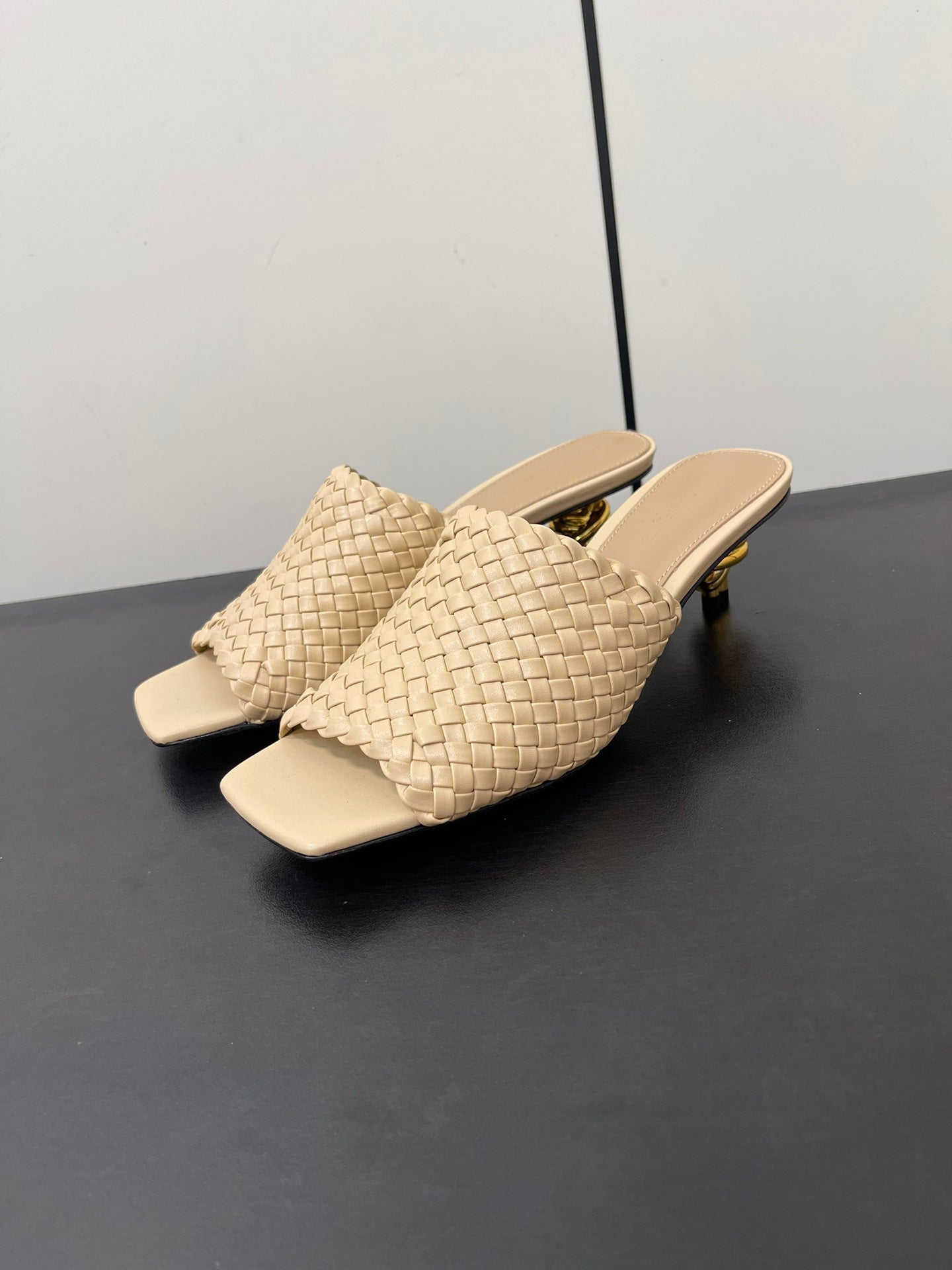 Bottega Veneta knot mule 55 beige lambskin