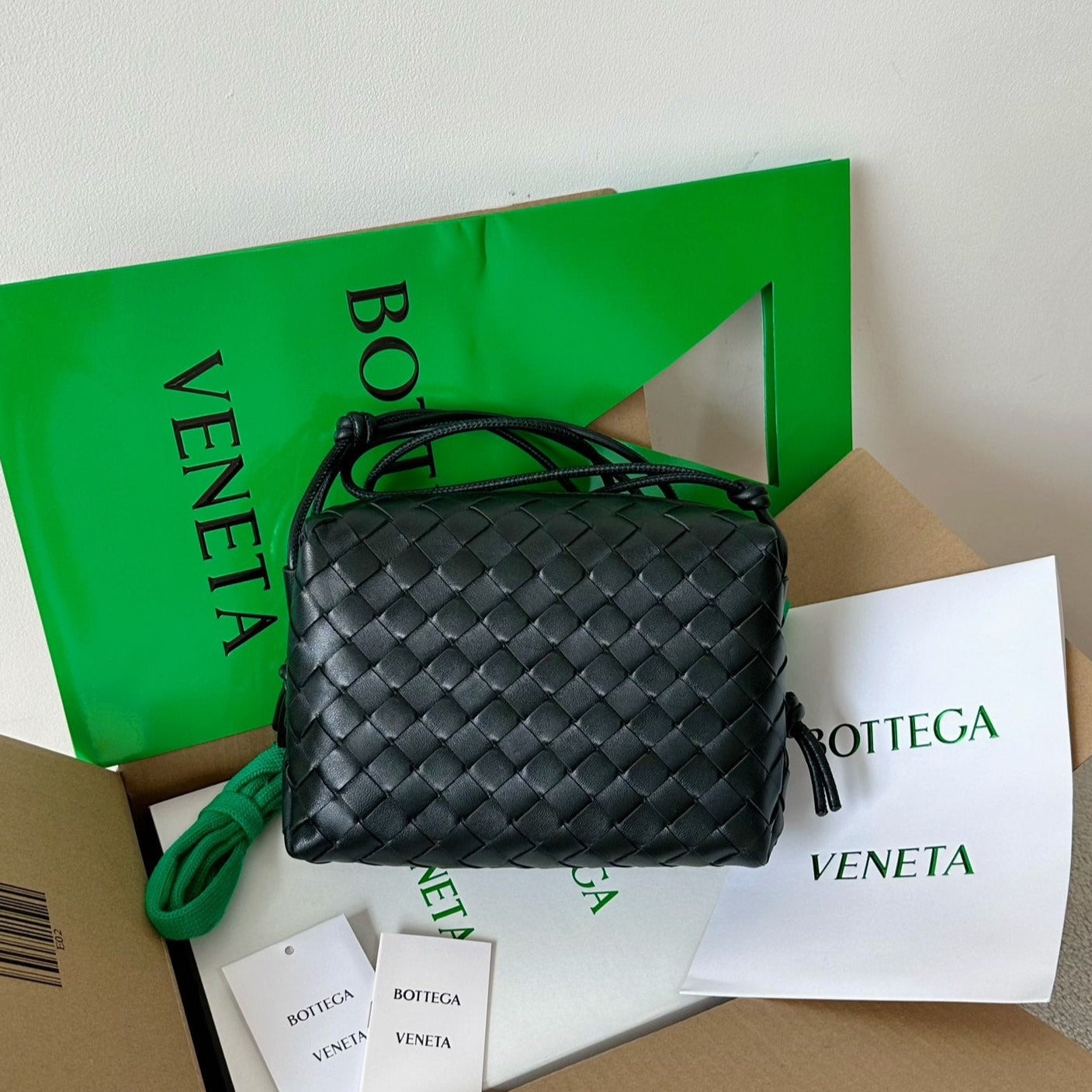 Bottega Veneta BV LOOP SMALL 23CM BLACK CALFSKIN