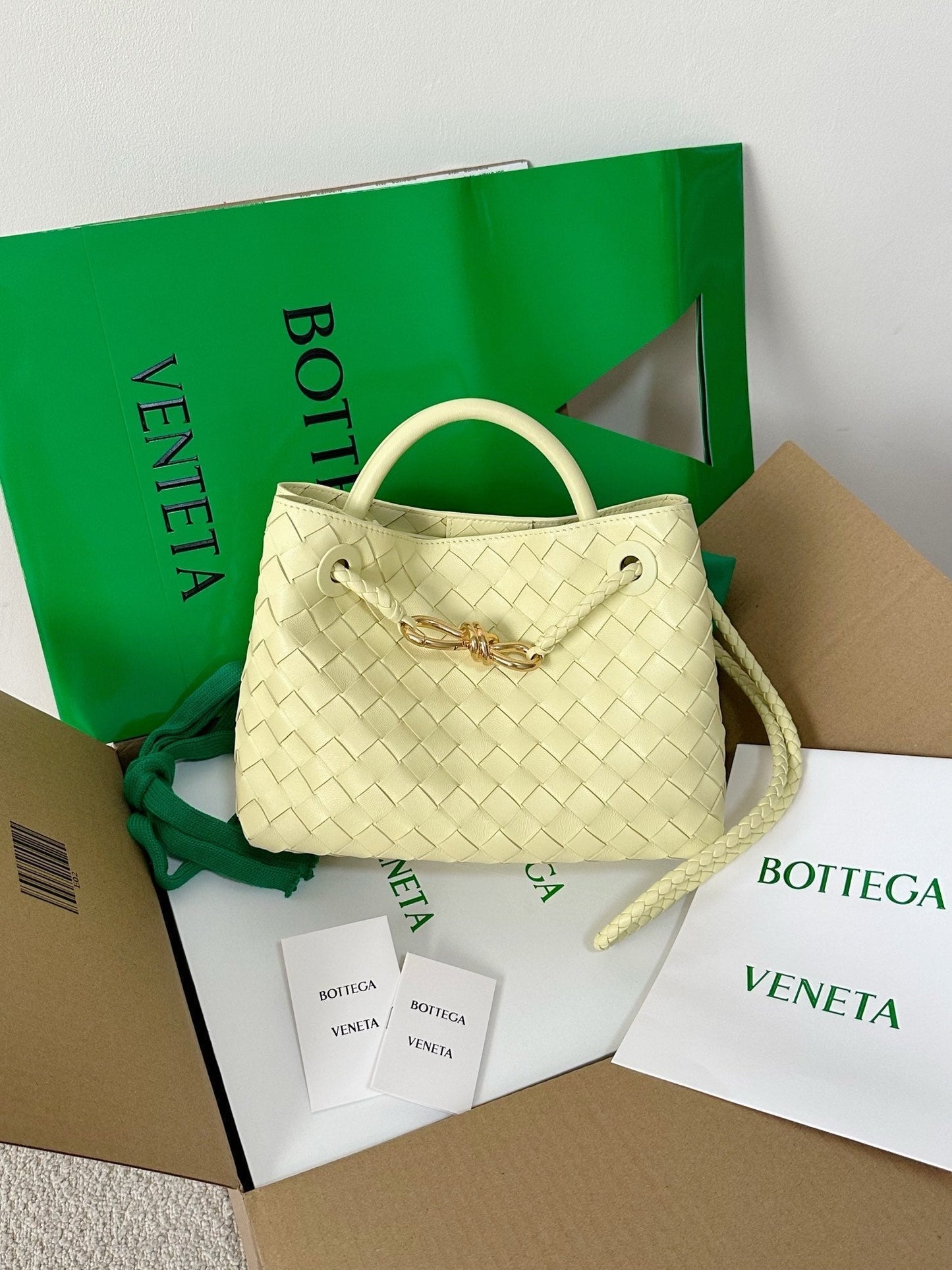 Bottega Veneta BV SMALL ANDIAMO 25CM LIGHT YELLOW LAMBSKIN