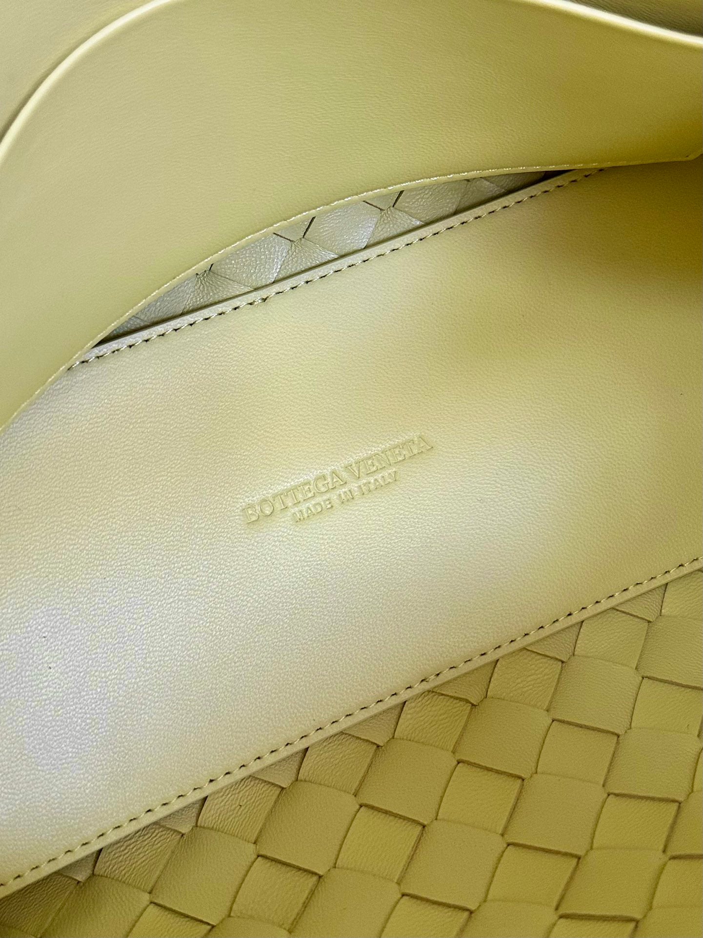 Bottega Veneta BV SMALL ANDIAMO 25CM LIGHT YELLOW LAMBSKIN