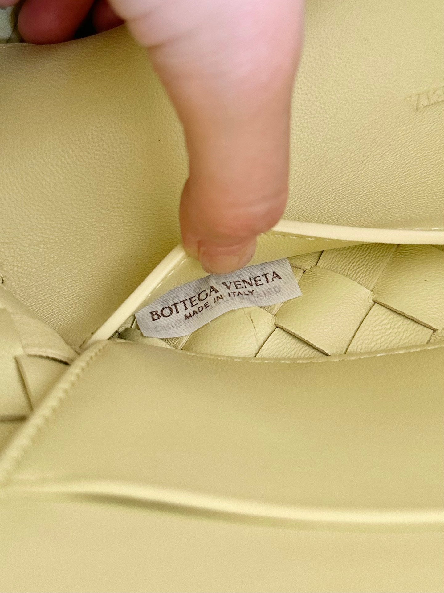 Bottega Veneta BV SMALL ANDIAMO 25CM LIGHT YELLOW LAMBSKIN