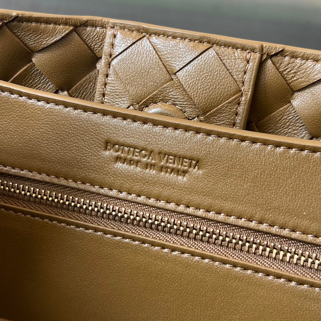 Bottega Veneta BV SMALL ANDIAMO 25CM BROWN LAMBSKIN