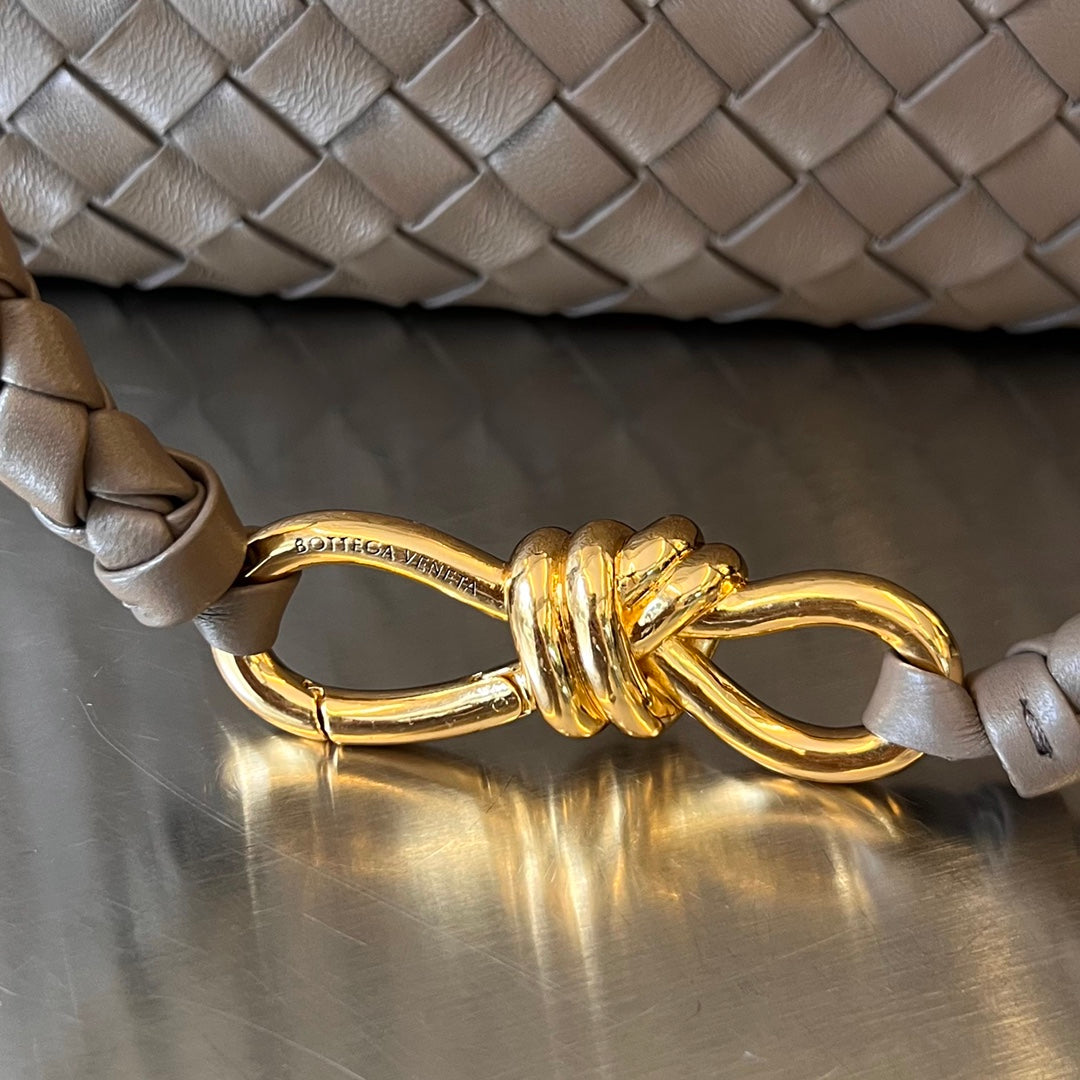 Bottega Veneta BV MEDIUM ANDIAMO 32CM CHOCOLATE LAMBSKIN