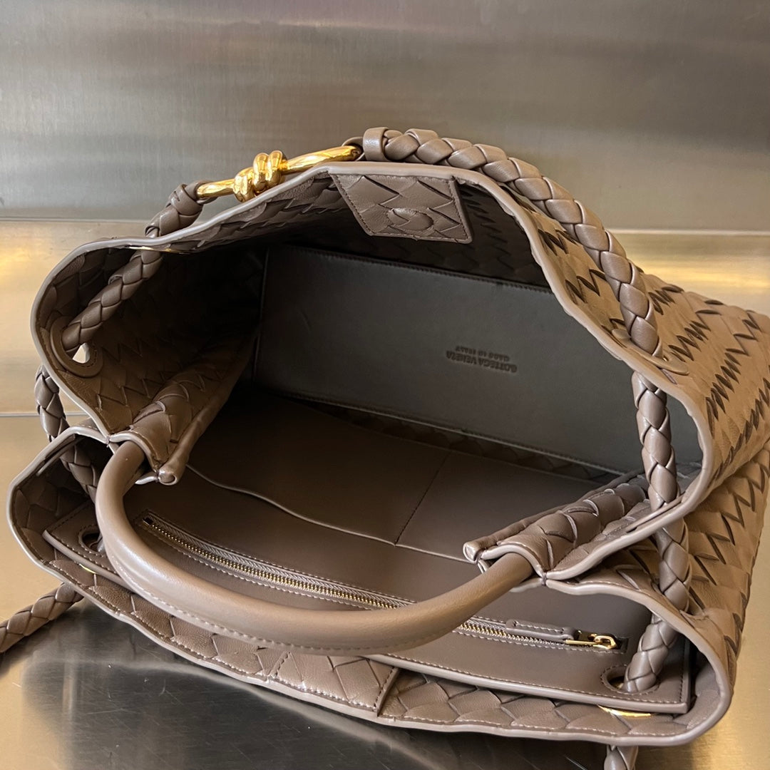 Bottega Veneta BV MEDIUM ANDIAMO 32CM CHOCOLATE LAMBSKIN