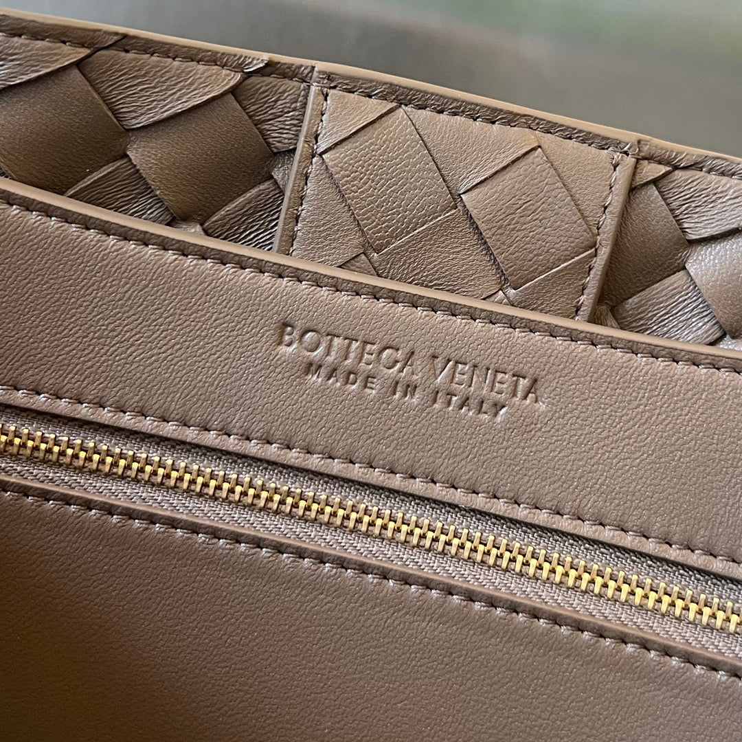 Bottega Veneta BV MEDIUM ANDIAMO 32CM CHOCOLATE LAMBSKIN