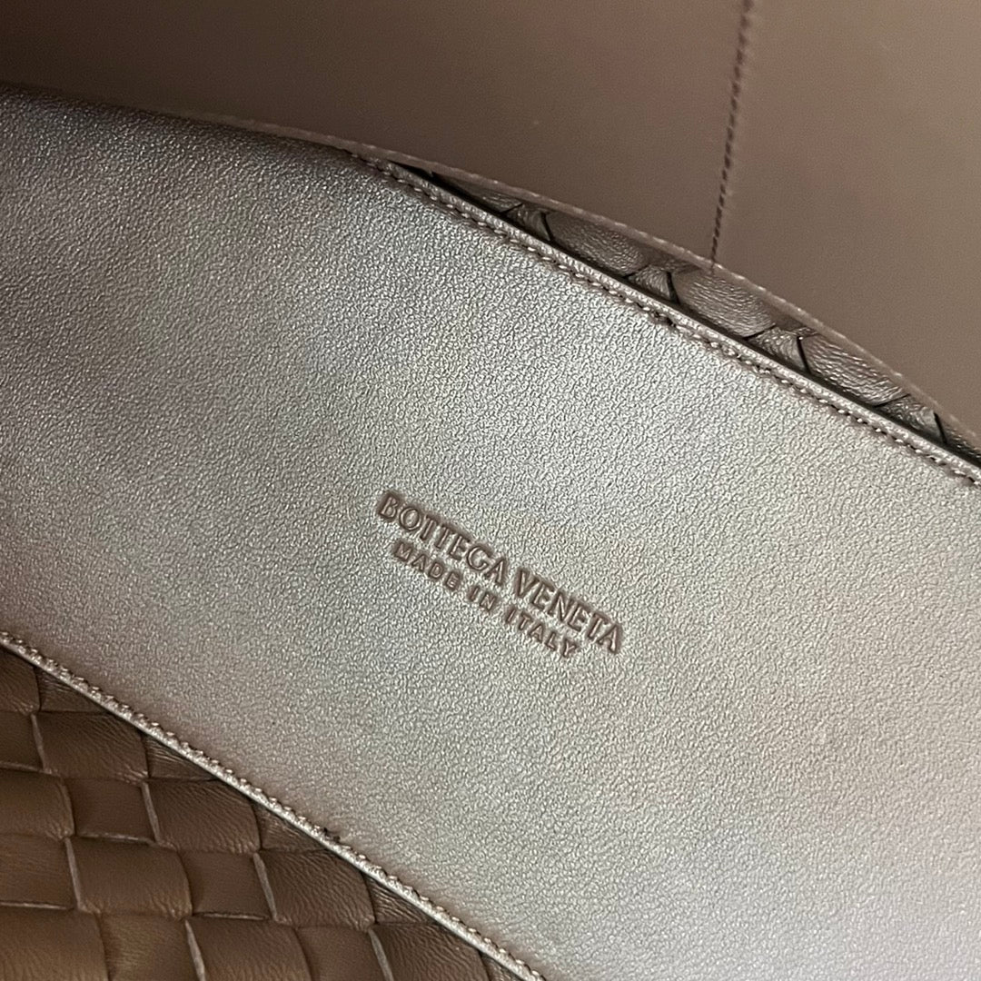 Bottega Veneta BV MEDIUM ANDIAMO 32CM CHOCOLATE LAMBSKIN
