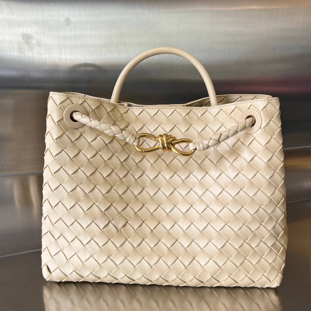 Bottega Veneta BV MEDIUM ANDIAMO 32CM BEIGE LAMBSKIN