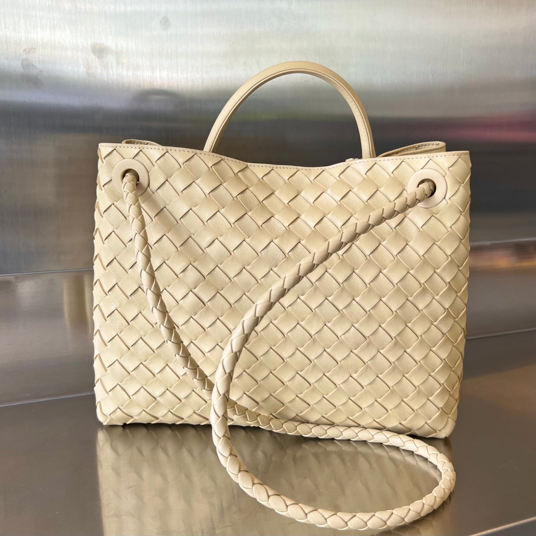Bottega Veneta BV MEDIUM ANDIAMO 32CM BEIGE LAMBSKIN