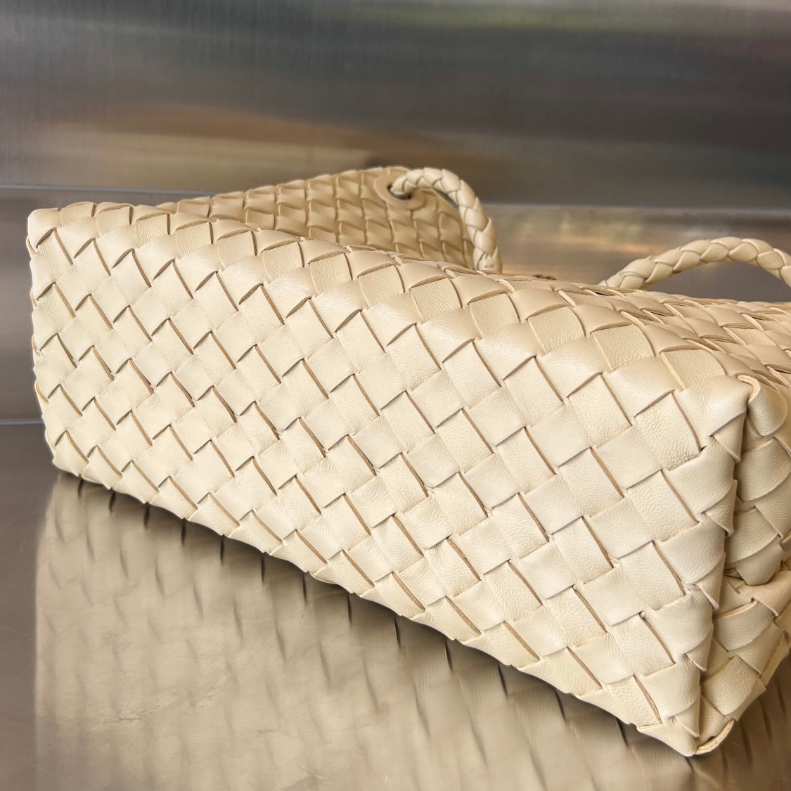 Bottega Veneta BV MEDIUM ANDIAMO 32CM BEIGE LAMBSKIN