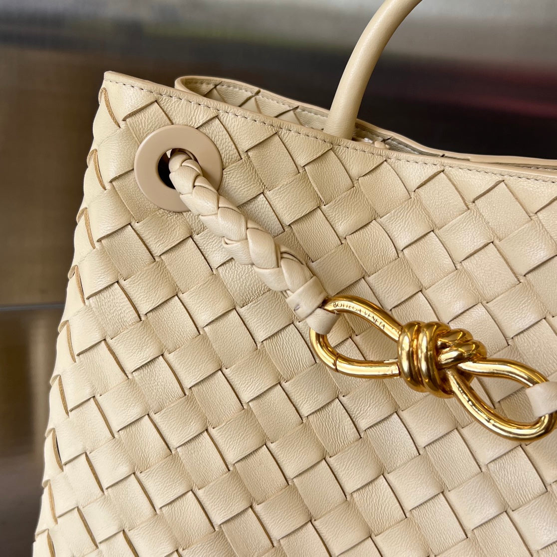 Bottega Veneta BV MEDIUM ANDIAMO 32CM BEIGE LAMBSKIN