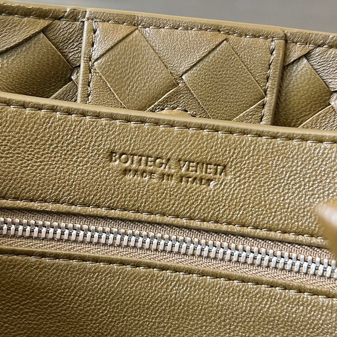 Bottega Veneta BV SMALL ANDIAMO 25CM DARK OLIVE LAMBSKIN