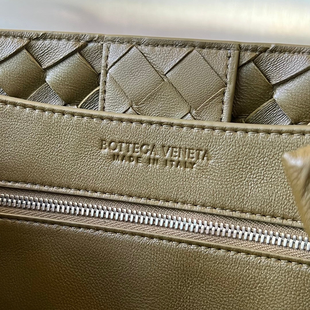 Bottega Veneta BV MEDIUM ANDIAMO 32CM OLIVE LAMBSKIN