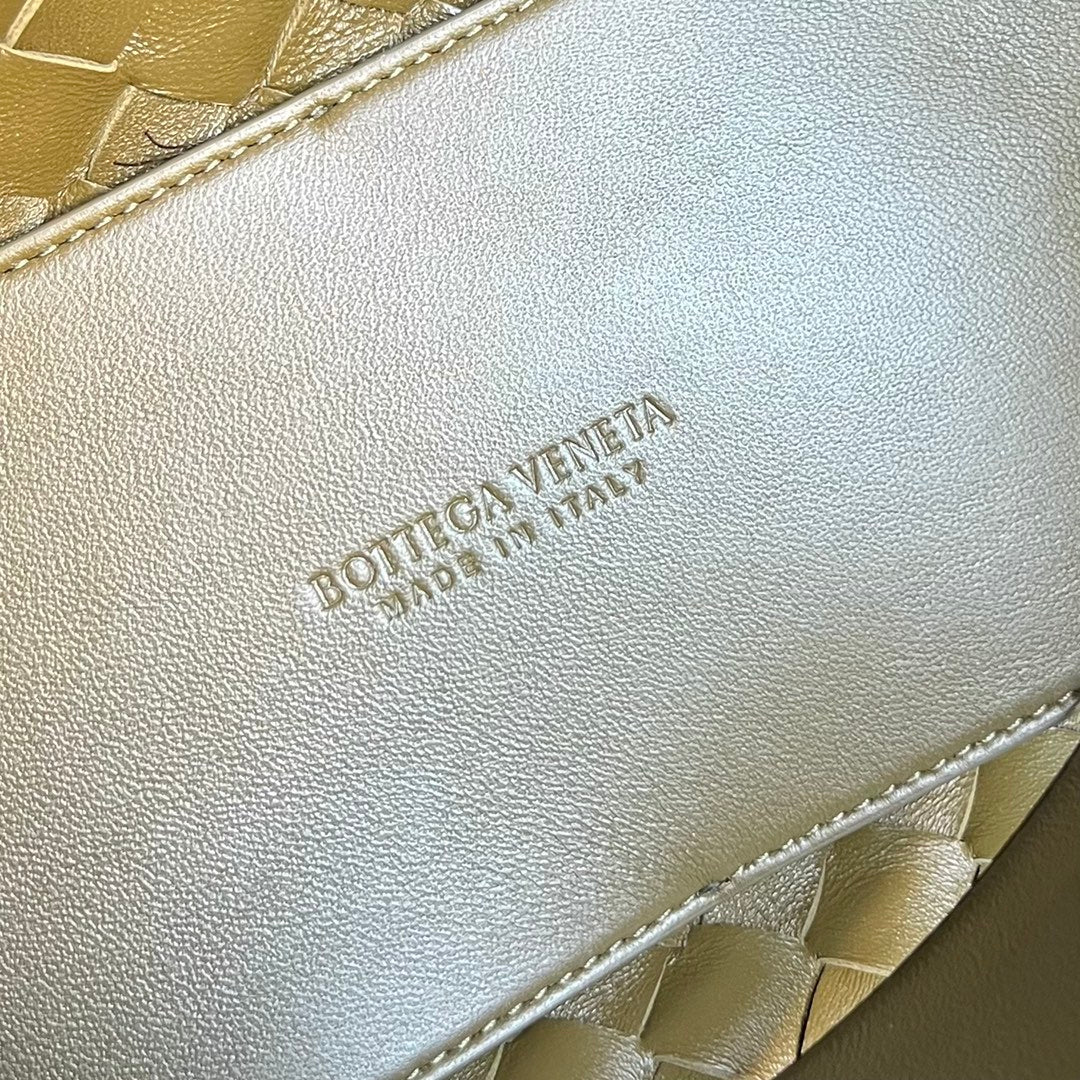 Bottega Veneta BV MEDIUM ANDIAMO 32CM OLIVE LAMBSKIN