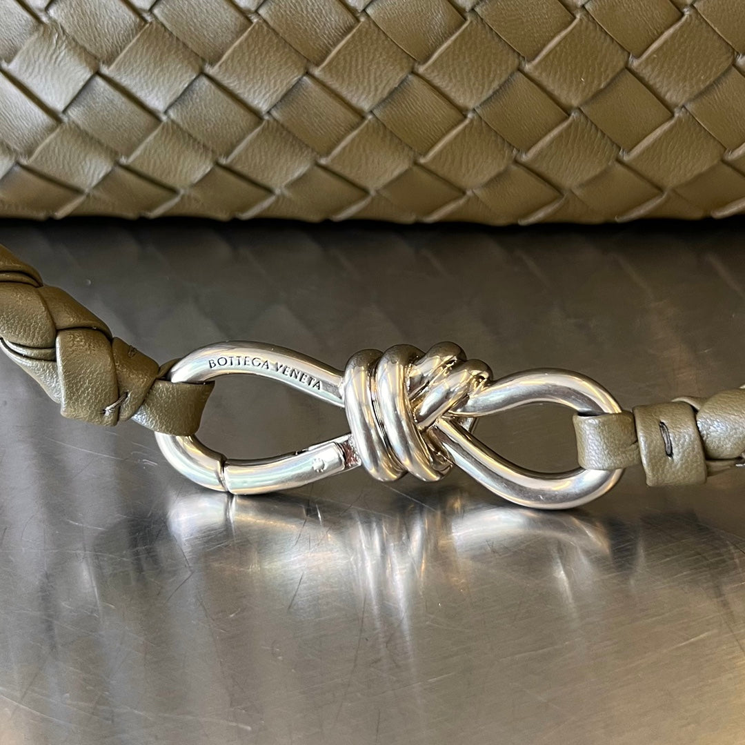 Bottega Veneta BV MEDIUM ANDIAMO 32CM OLIVE LAMBSKIN