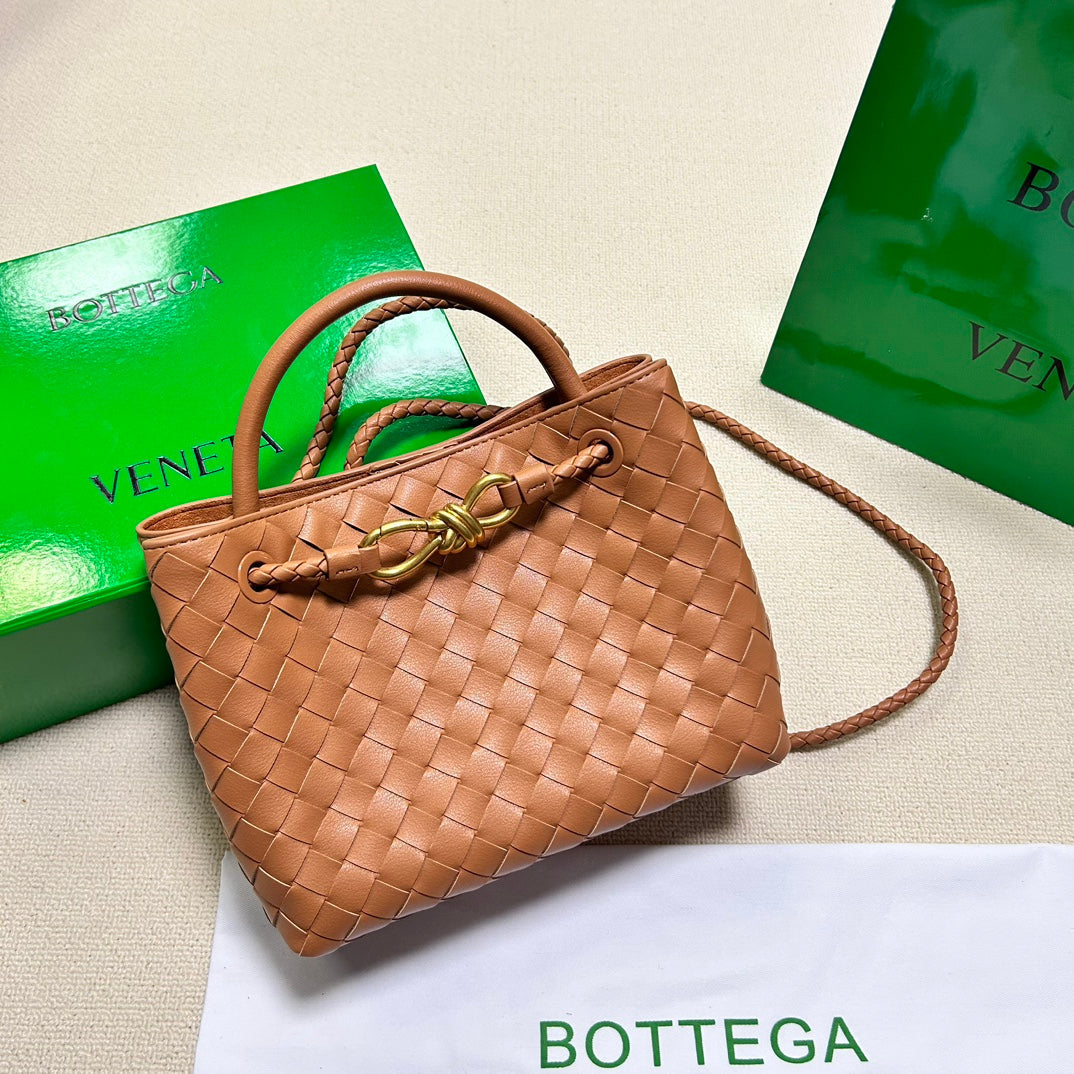 Bottega Veneta BV SMALL ANDIAMO 25CM GOLD LAMBSKIN