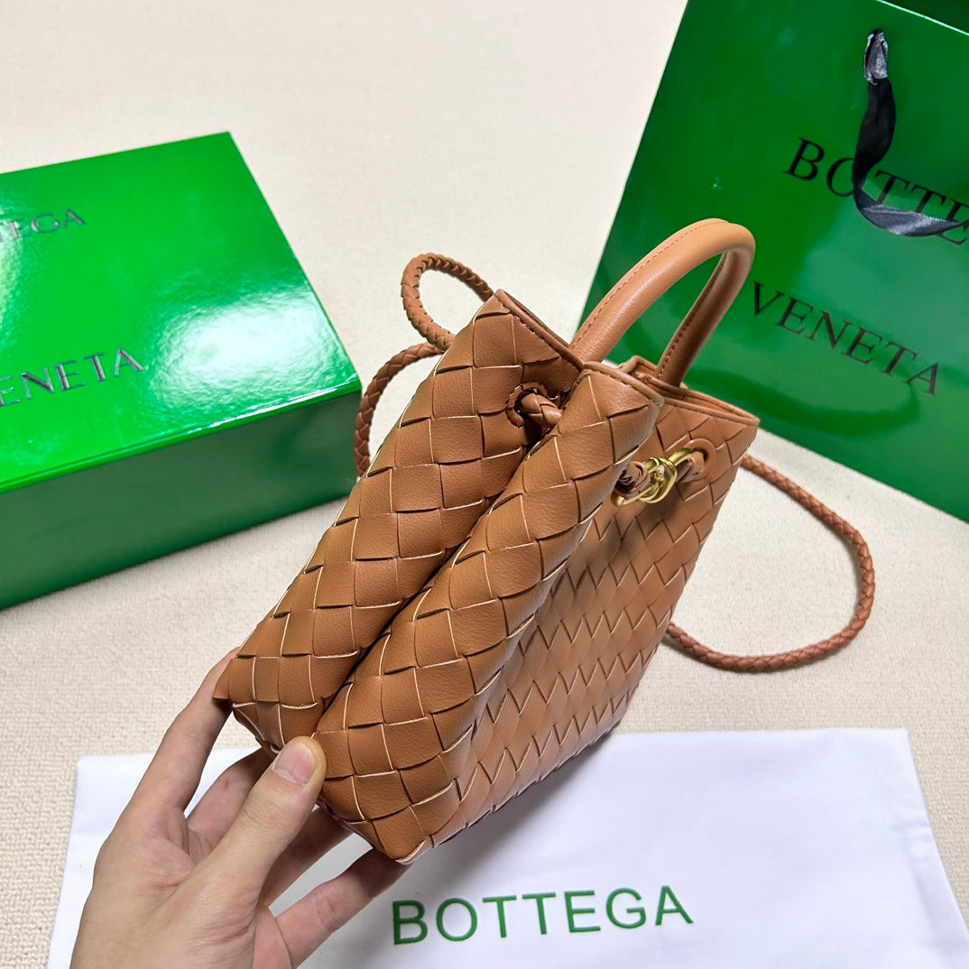 Bottega Veneta BV SMALL ANDIAMO 25CM GOLD LAMBSKIN
