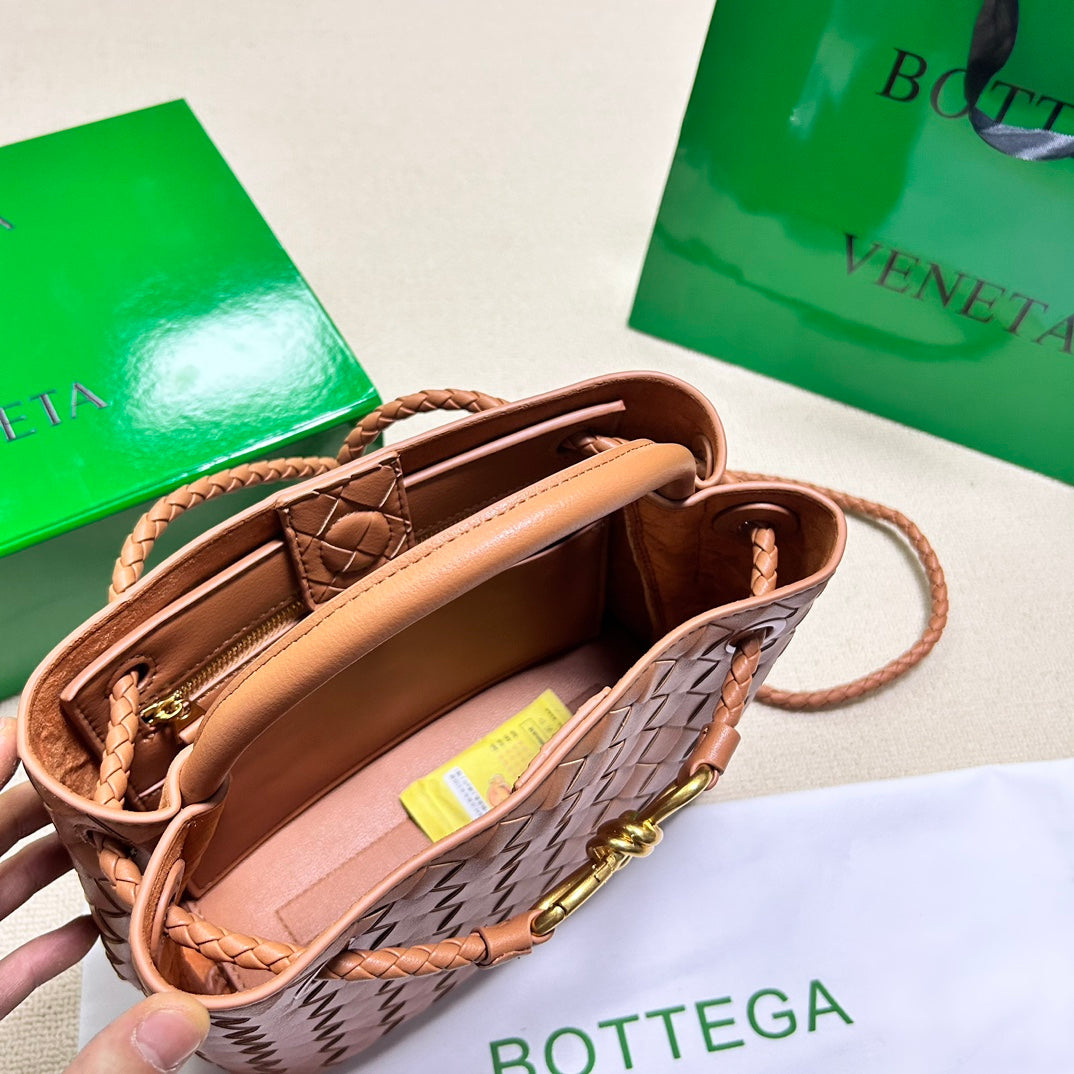 Bottega Veneta BV SMALL ANDIAMO 25CM GOLD LAMBSKIN