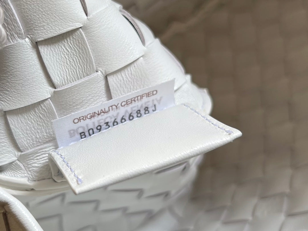 Bottega Veneta SARDINE 33 WITH CHAIN IN WHITE LAMBSKIN