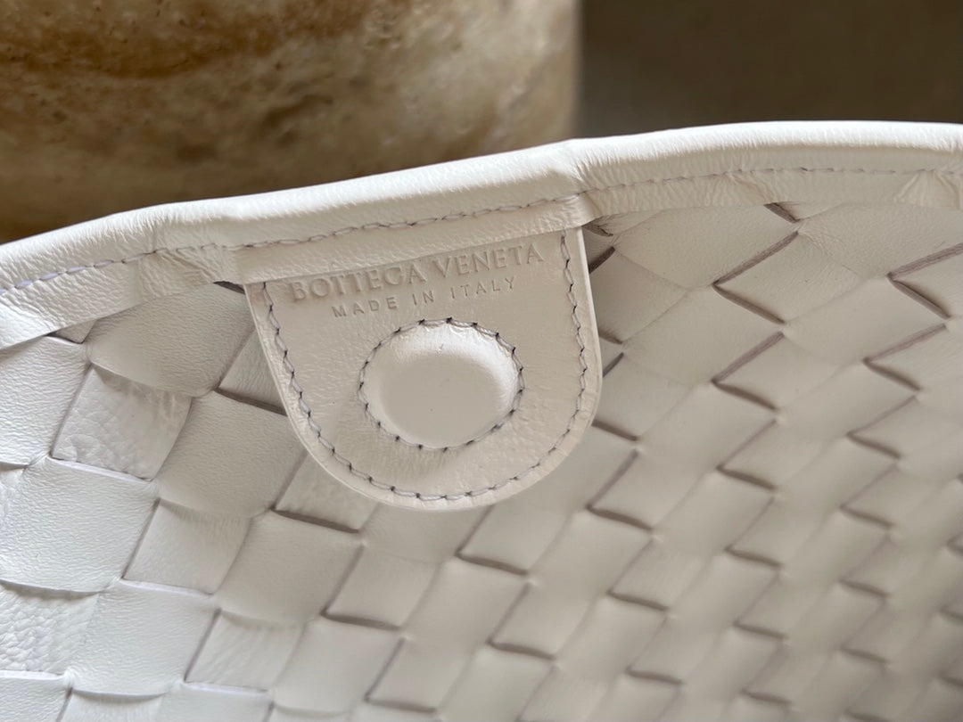 Bottega Veneta SARDINE 33 WITH CHAIN IN WHITE LAMBSKIN