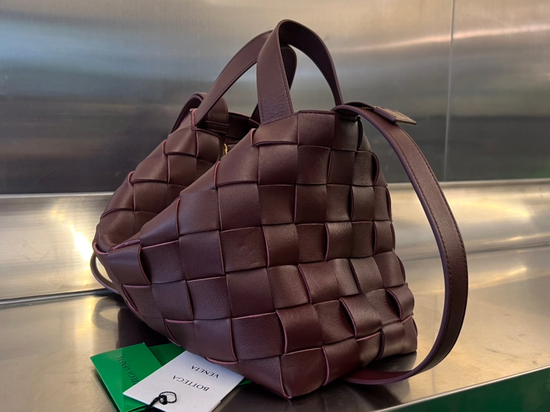 Bottega Veneta MEDIUM 28 CASSETTE CHOCOLATE BROWN LAMBSKIN