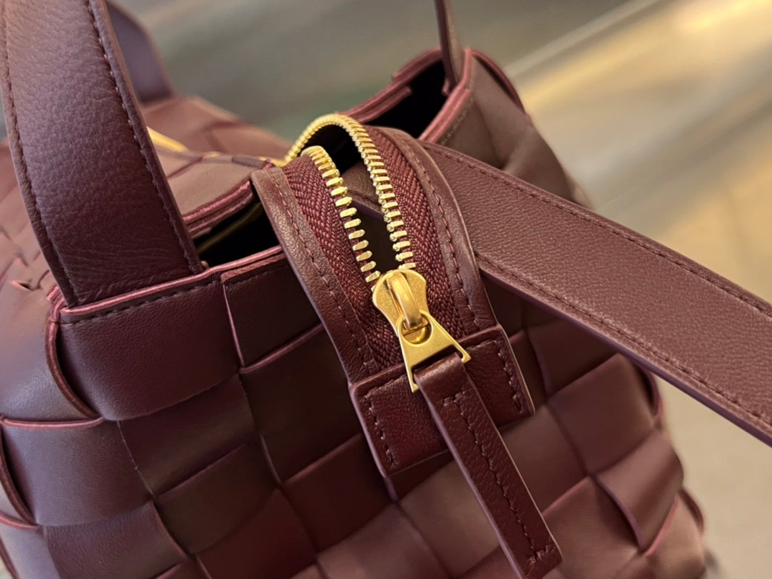 Bottega Veneta MEDIUM 28 CASSETTE CHOCOLATE BROWN LAMBSKIN