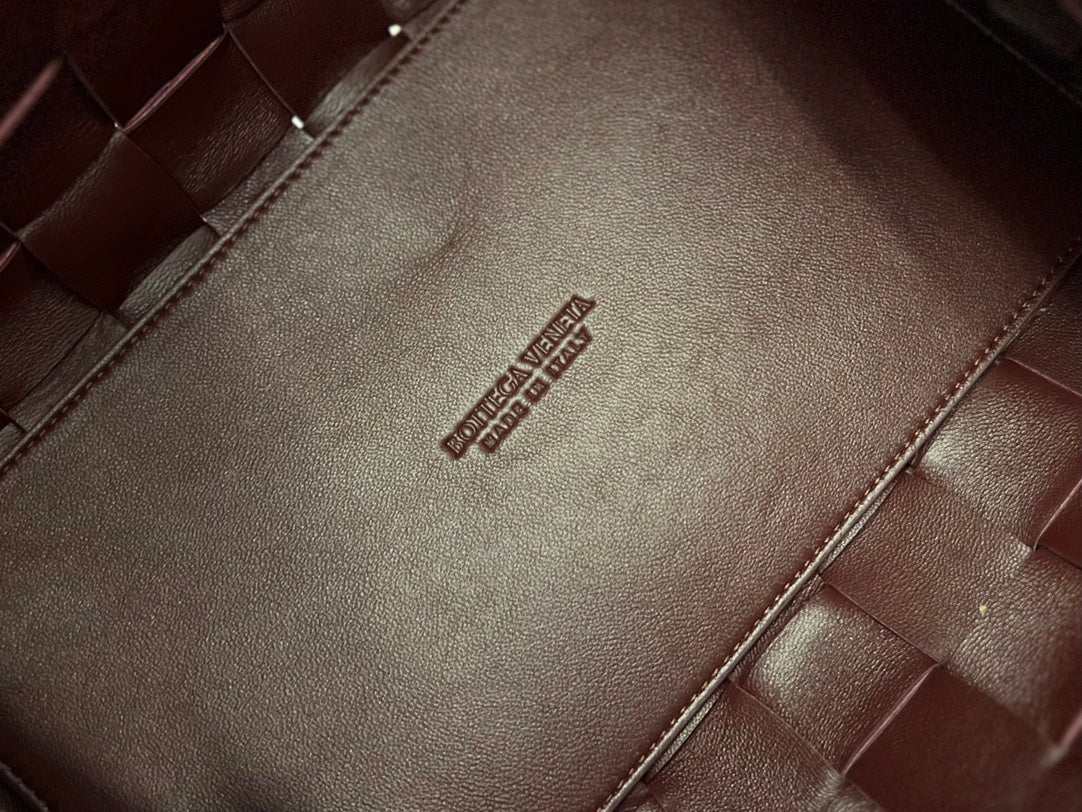 Bottega Veneta MEDIUM 28 CASSETTE CHOCOLATE BROWN LAMBSKIN