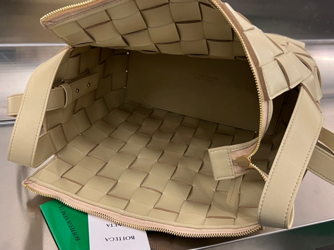Bottega Veneta MEDIUM 28 CASSETTE BEIGE LAMBSKIN