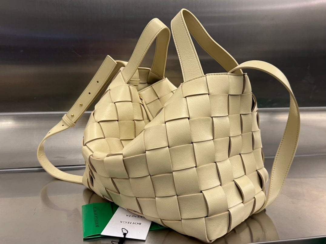 Bottega Veneta MEDIUM 28 CASSETTE BEIGE LAMBSKIN