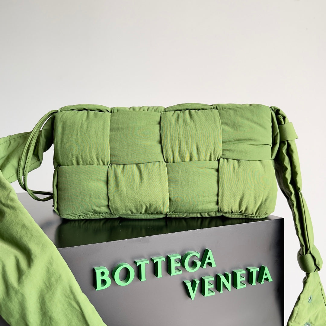 Bottega Veneta BV CASSETTE 32 BAG IN GREEN FERN POLYAMIDE