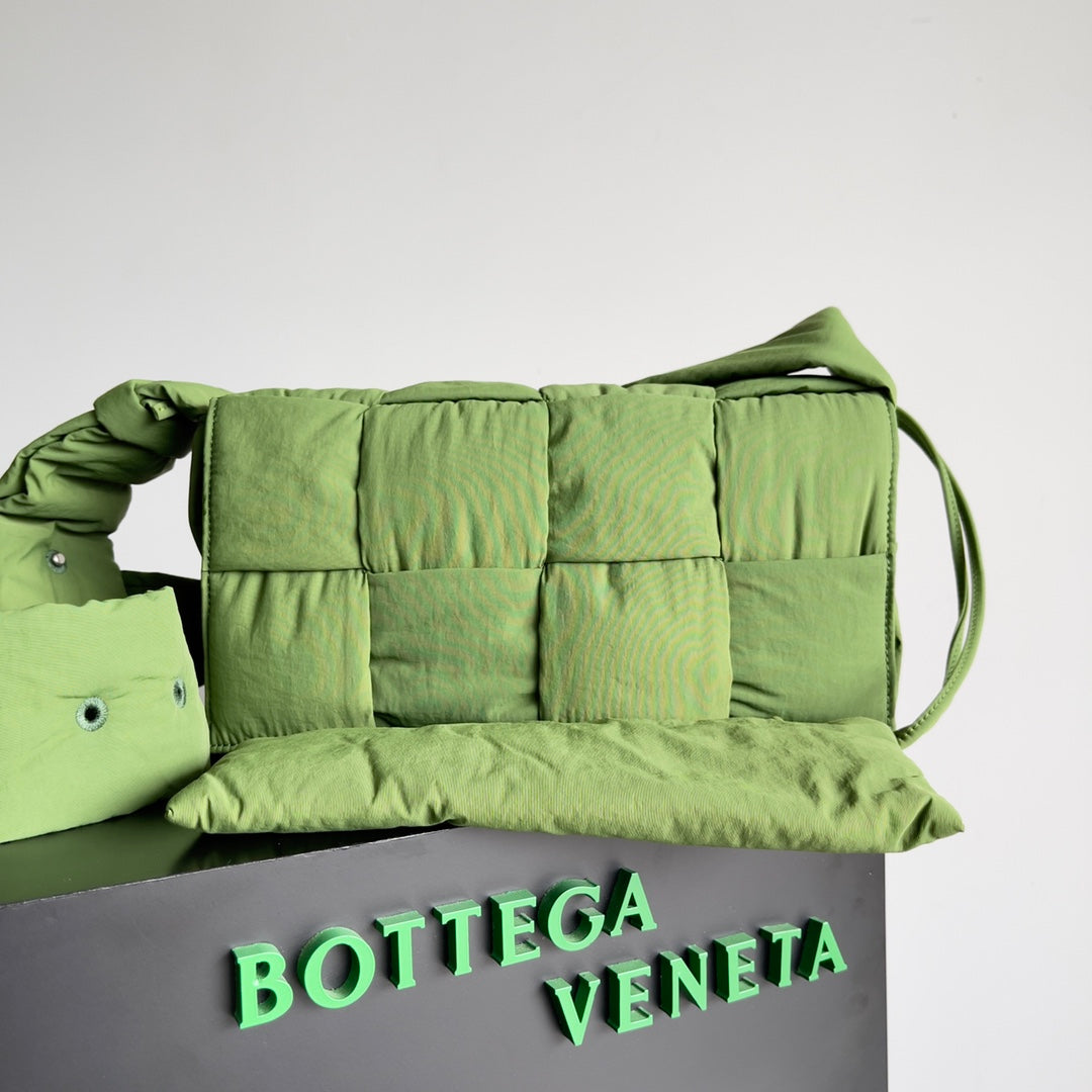 Bottega Veneta BV CASSETTE 32 BAG IN GREEN FERN POLYAMIDE