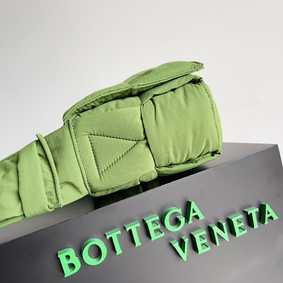 Bottega Veneta BV CASSETTE 32 BAG IN GREEN FERN POLYAMIDE