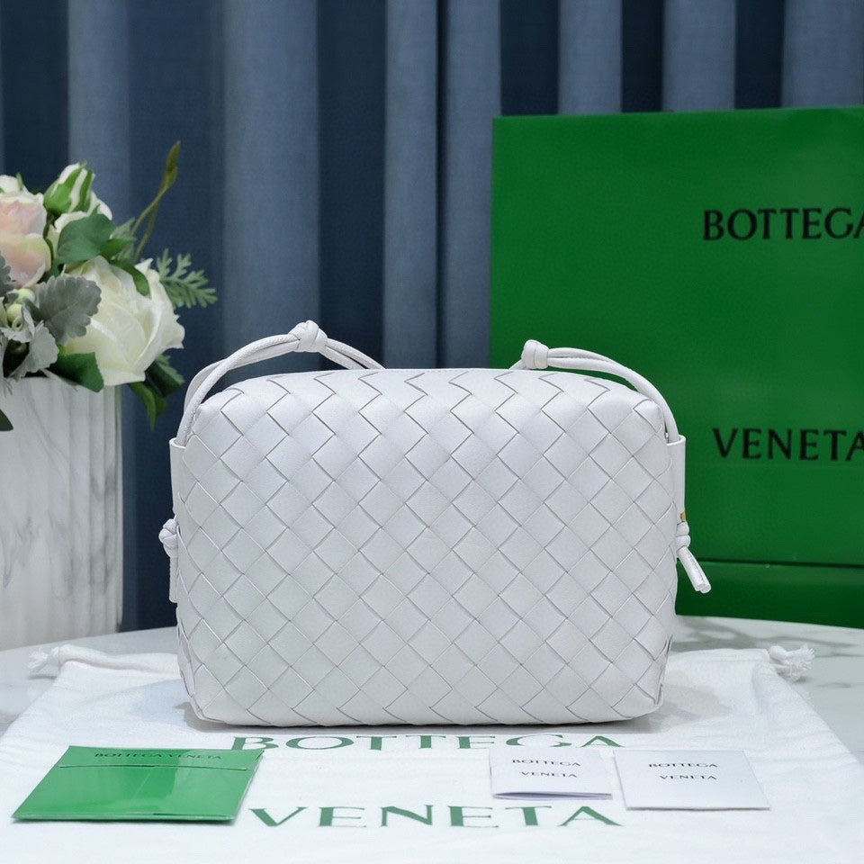 Bottega Veneta BV LOOP SMALL 23CM WHITE CALFSKIN