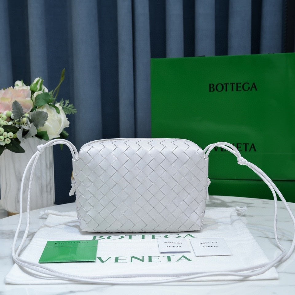 Bottega Veneta BV LOOP SMALL 23CM WHITE CALFSKIN