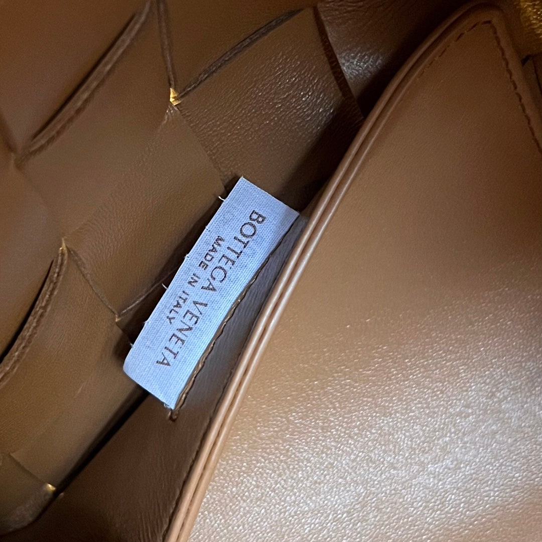 Bottega Veneta MEDIUM 28 CASSETTE PEANUT BROWN LAMBSKIN