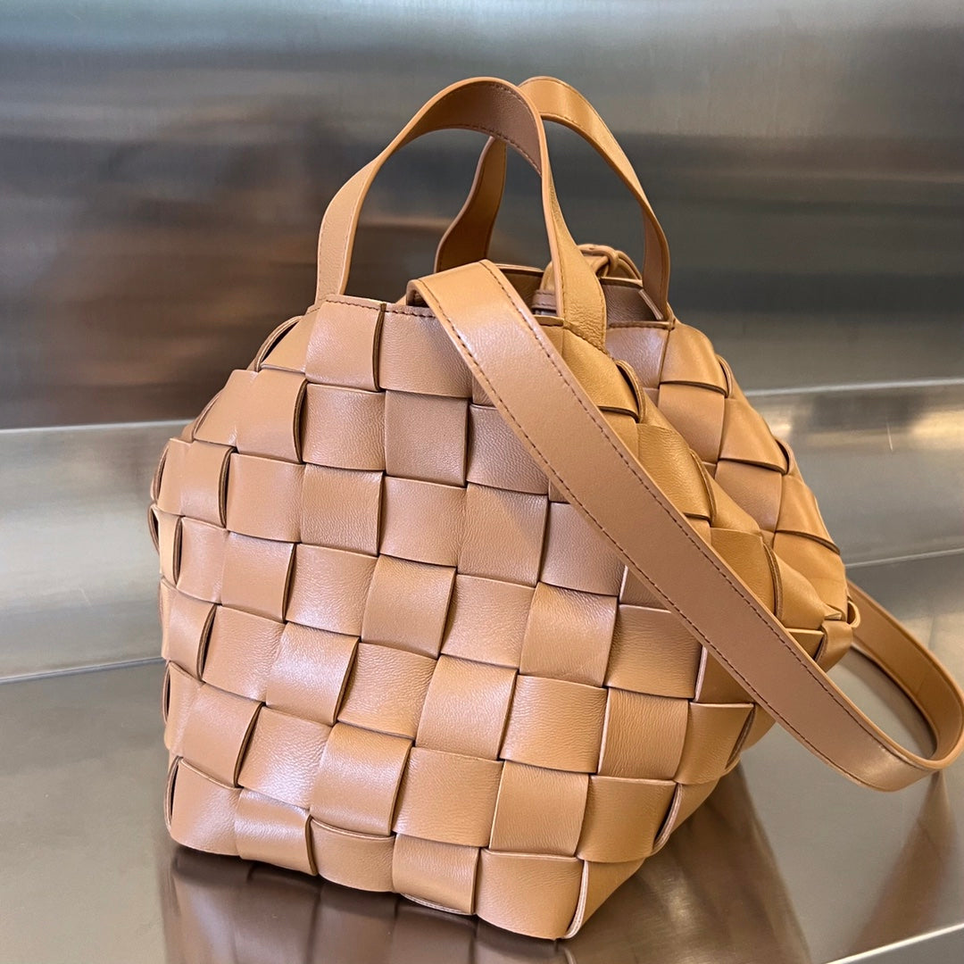 Bottega Veneta MEDIUM 28 CASSETTE PEANUT BROWN LAMBSKIN