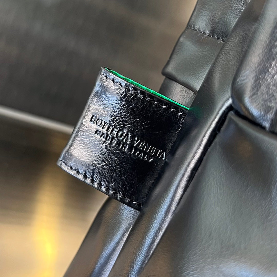 Bottega Veneta MEDIUM ARCHETYPE 46 BLACK LAMBSKIN BACKPACK