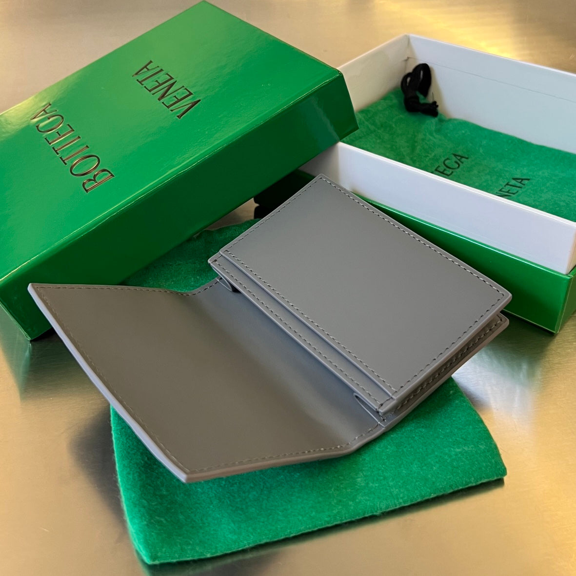 Bottega Veneta INTRECCIATO BUSINESS 11 GRAY CALFSKIN CARD CASE