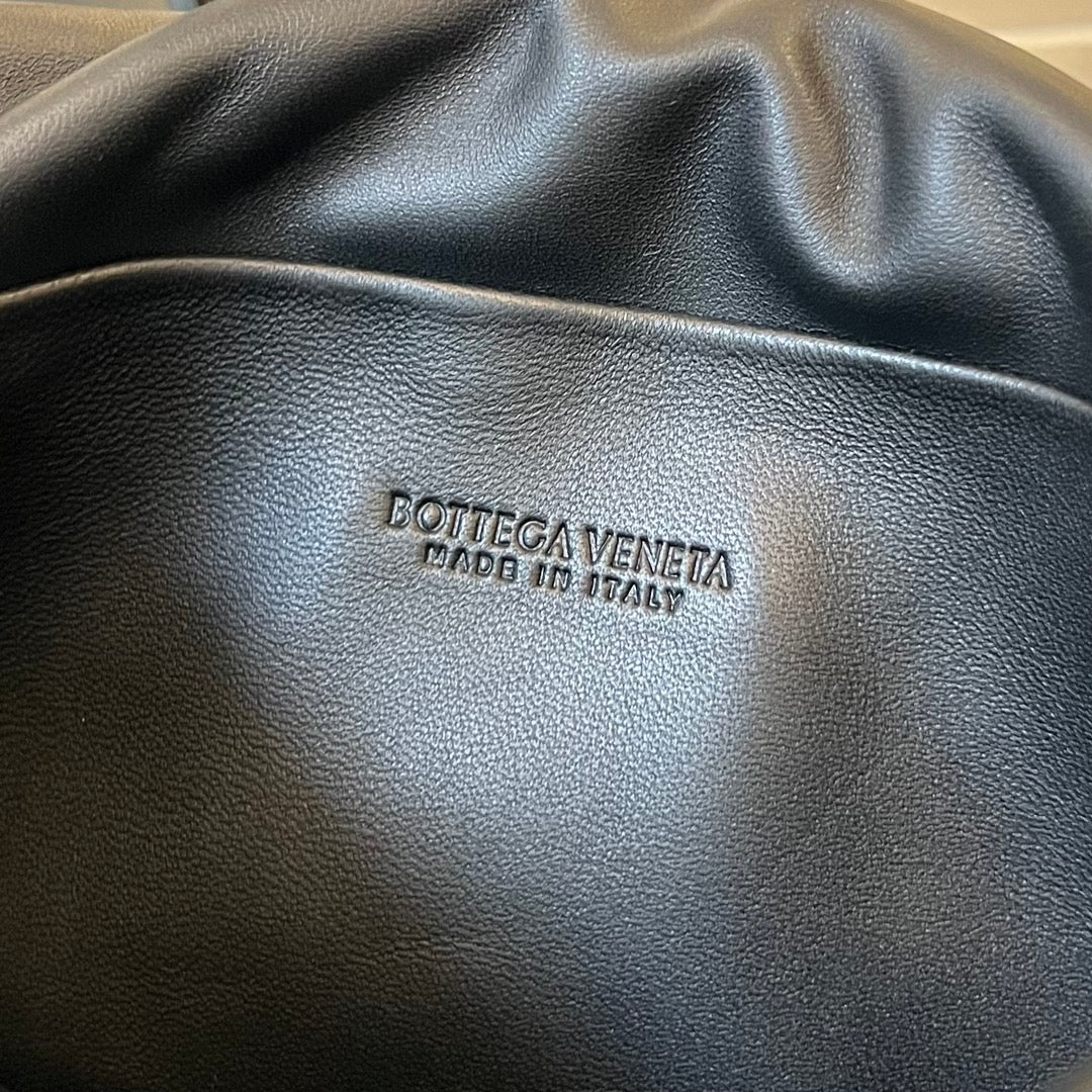 Bottega Veneta PAD PUFFER BAG 29 IN BLACK COWHIDE LEATHER