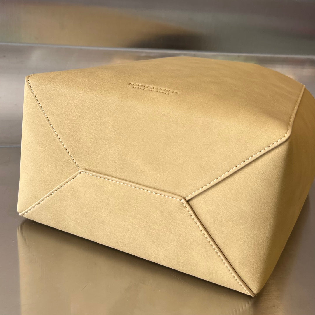 Bottega Veneta SMALL 26  BROWN BAG KRAFT CALFSKIN