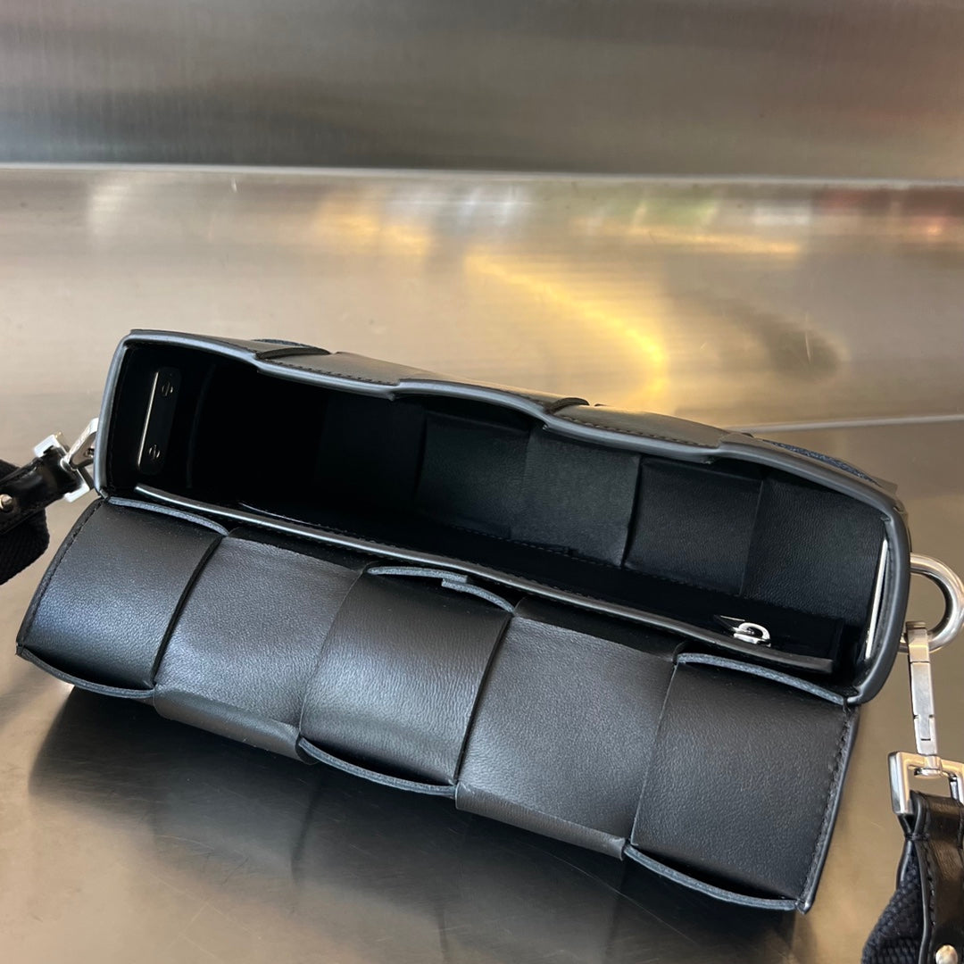 Bottega Veneta CASSETTE 23 BLACK CALFSKIN WITH VERSATILE STRAP