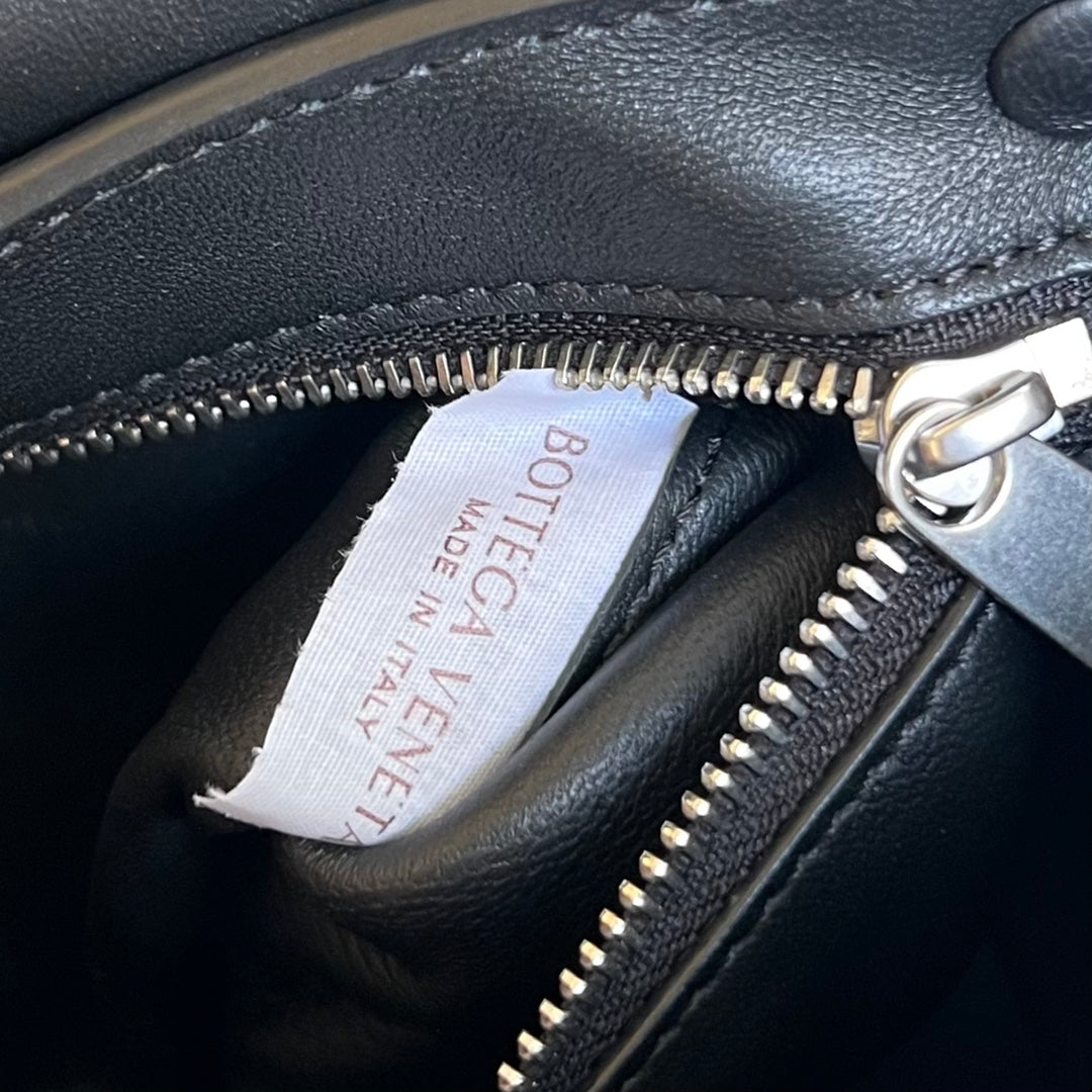 Bottega Veneta CASSETTE 23 BLACK CALFSKIN WITH VERSATILE STRAP