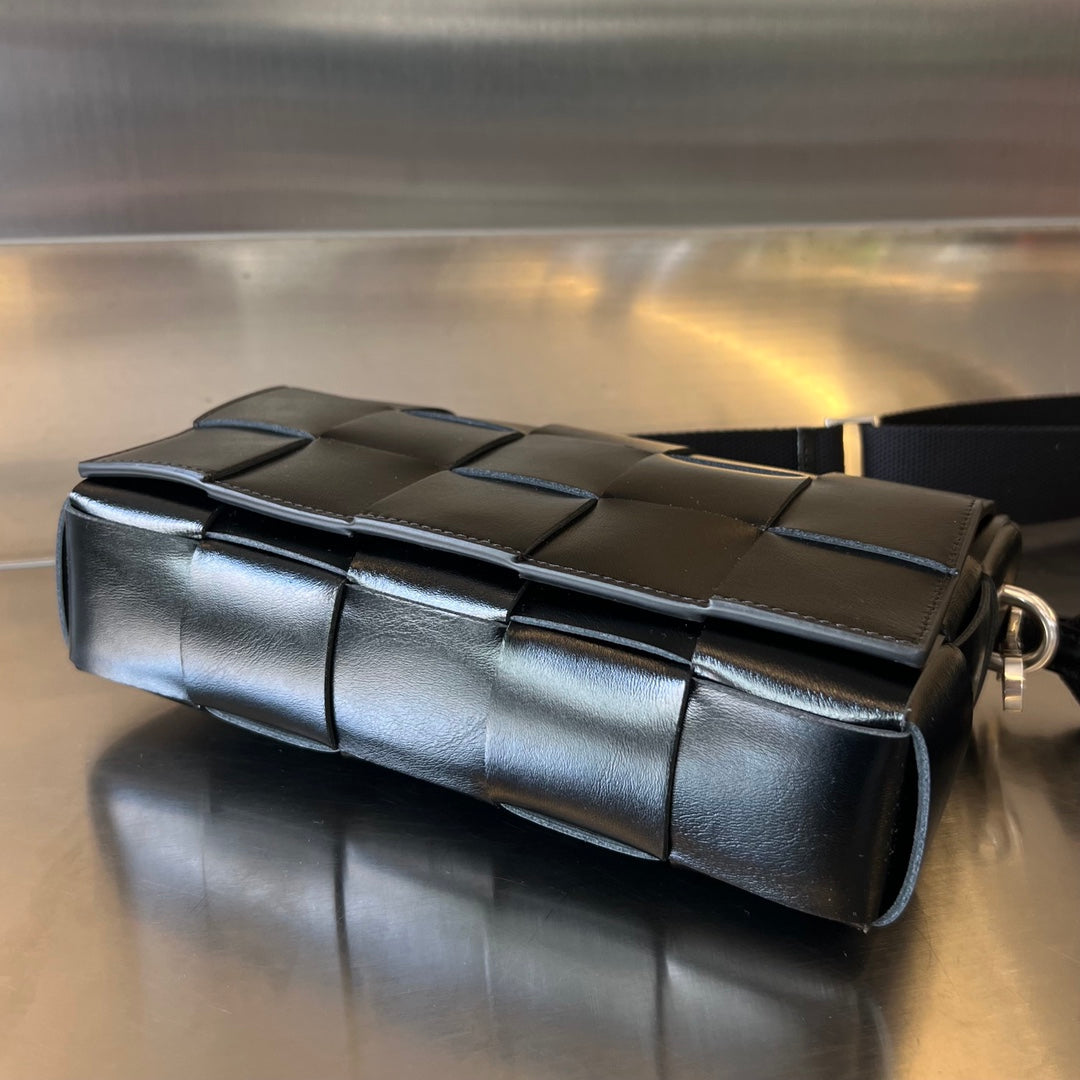 Bottega Veneta CASSETTE 23 BLACK CALFSKIN WITH VERSATILE STRAP
